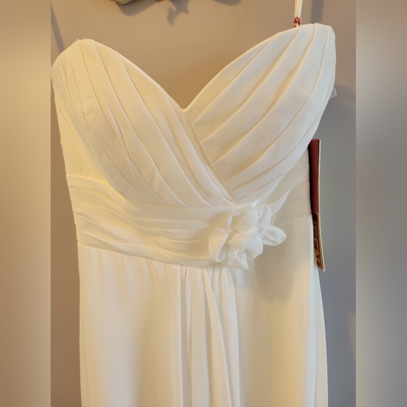 NWT Size 2 Wedding Gown. Can be worn strapless or with straps. Chiffon Shawl inc - Picture 3 of 12